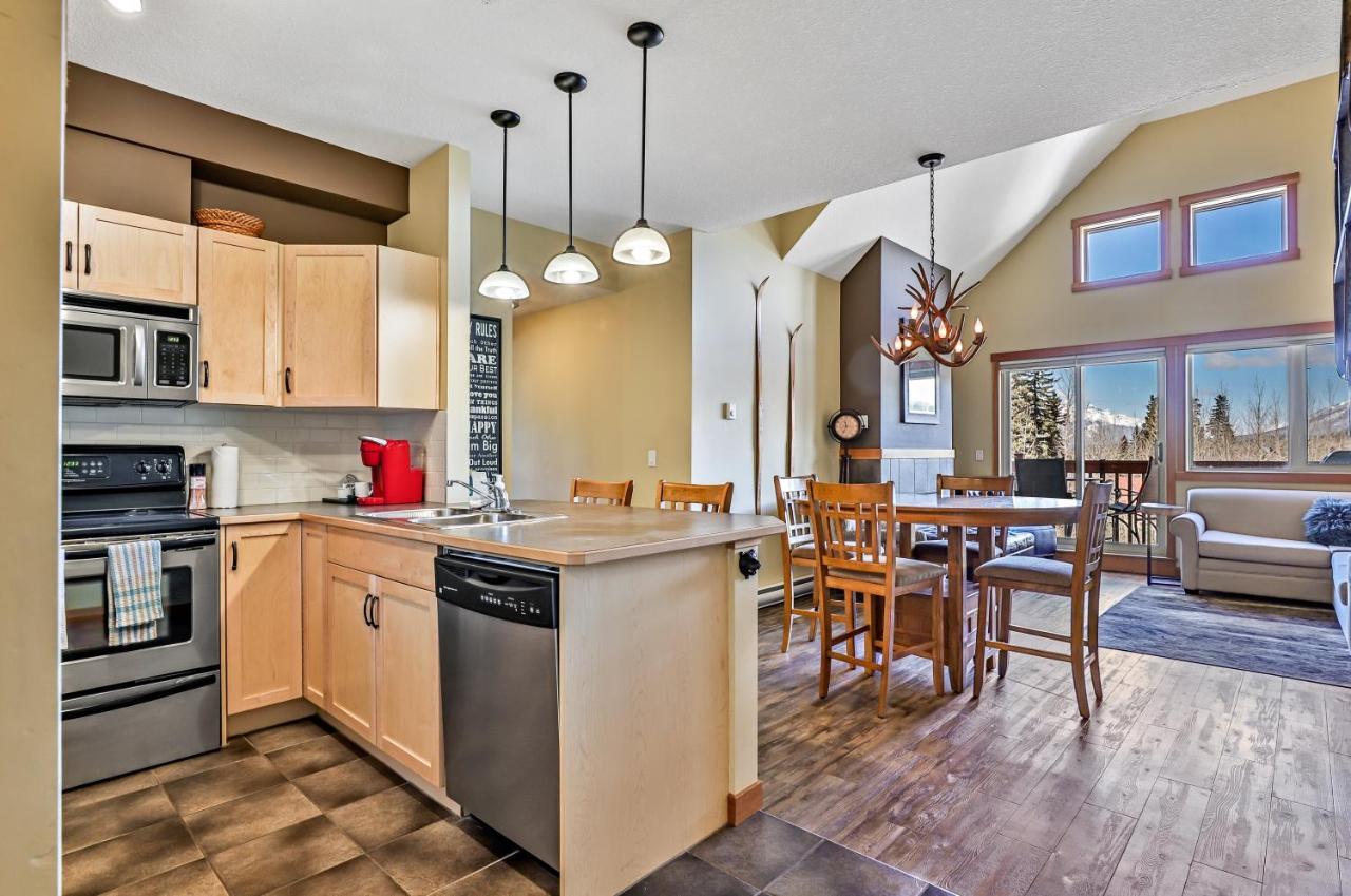Spectacular Mountain View Corner Unit Pool Hot Tub Park Pass Appartement Canmore Buitenkant foto