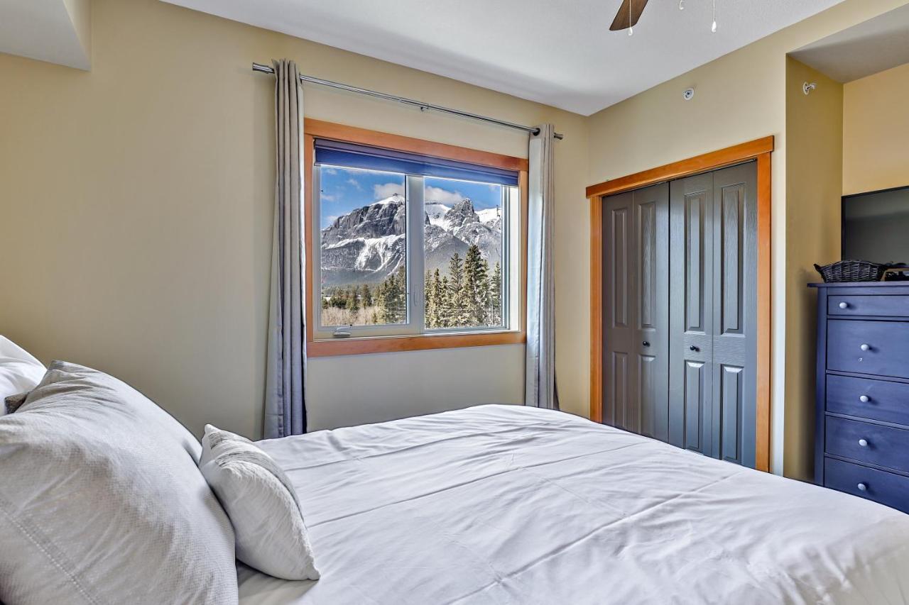 Spectacular Mountain View Corner Unit Pool Hot Tub Park Pass Appartement Canmore Buitenkant foto